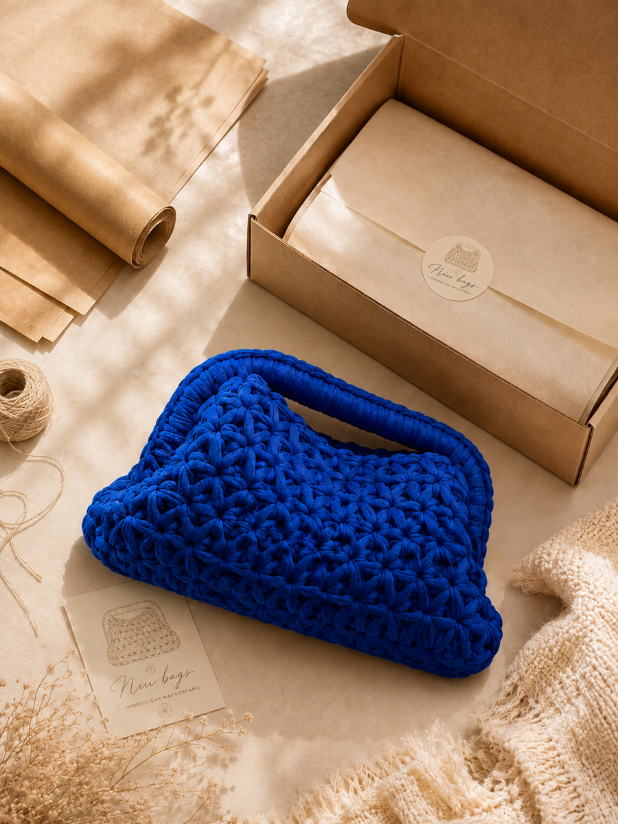 Packaging essenziale e riciclabile per una borsa Niu Bags fatta a mano